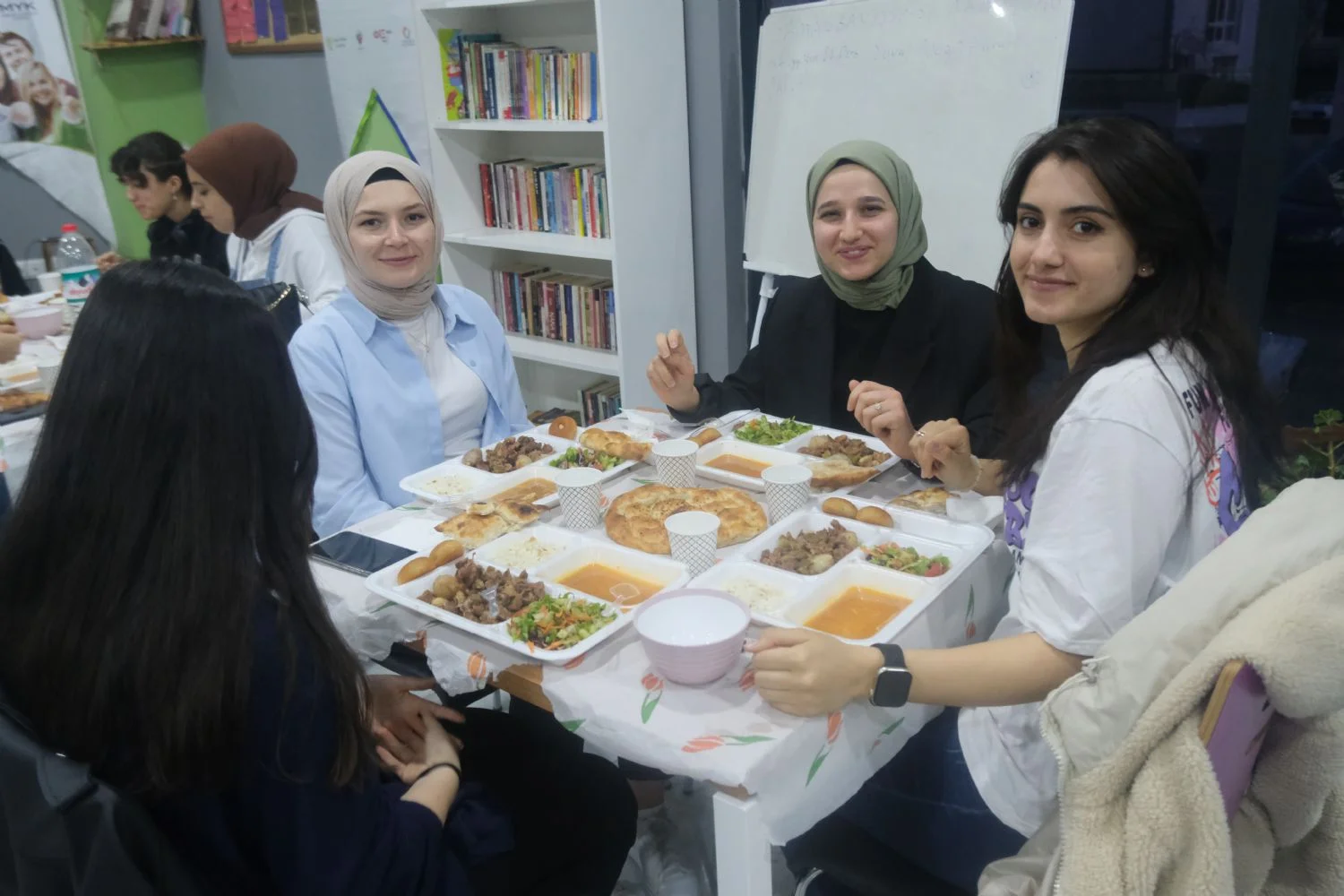 Gençlerle İftarda bir araya geldik